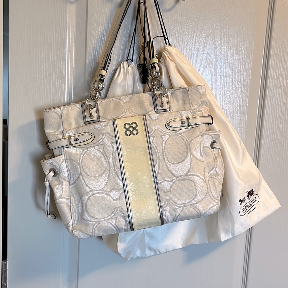 Coach handbag. Excellent preowned condition. Almost like new.